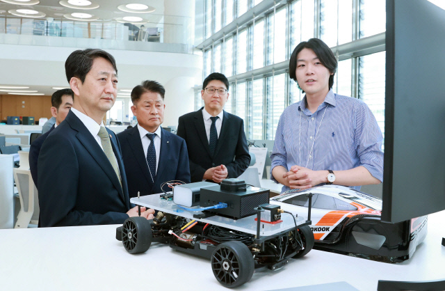 17일 한국타이어 판교 테크노폴리스를 찾은 안덕근 산업통상자원부 장관. <산업부 제공>